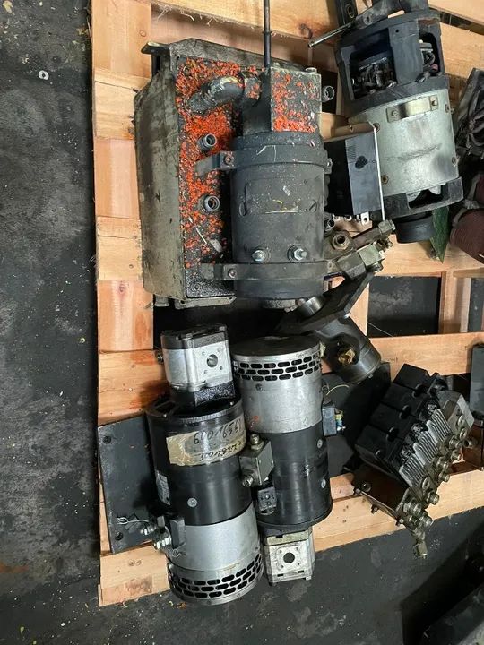 Lote peças de empilhadeira retrátil (diversos) - Foto 2