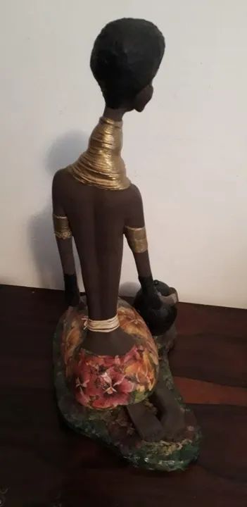 Escultura em gesso com detalhes em palha e tecido  - Foto 5