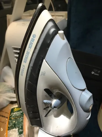 FÉRRO DE PASSAR ROUPAS A VAPOR