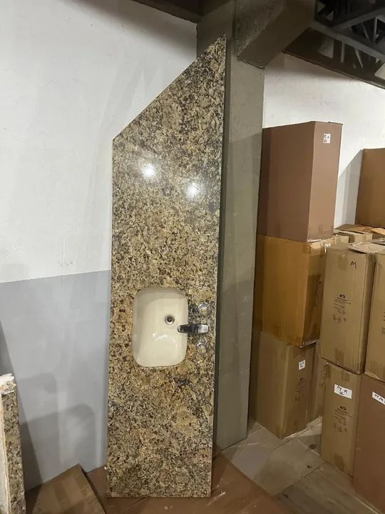 Pia para banheiro grande com tampo de granito de alto padrão, cuba incepa, misturador deca