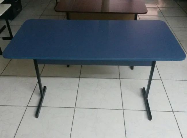 nv- mesa reta azul em mdf com perna de ferro