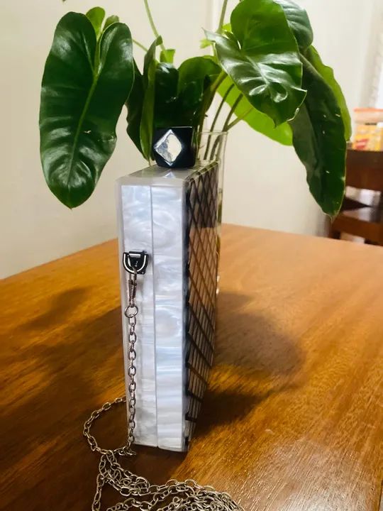 Bolsa de mão branca com detalhes em preto - Foto 2