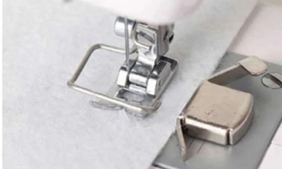 Pé calçador magnético para guia de costura