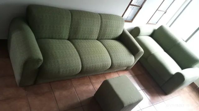  Sofá na cor verde ,de  2  e 3  lugares, bem conservado e com estrutura maciça. - Foto 4