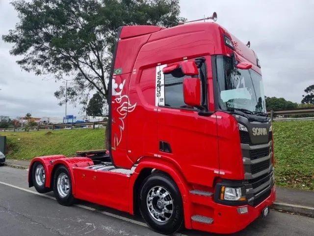 Scania R450 6x2 Highline Ano 21 Euro 5 Farol de teto grade Geladeira Carenagem Lateral 