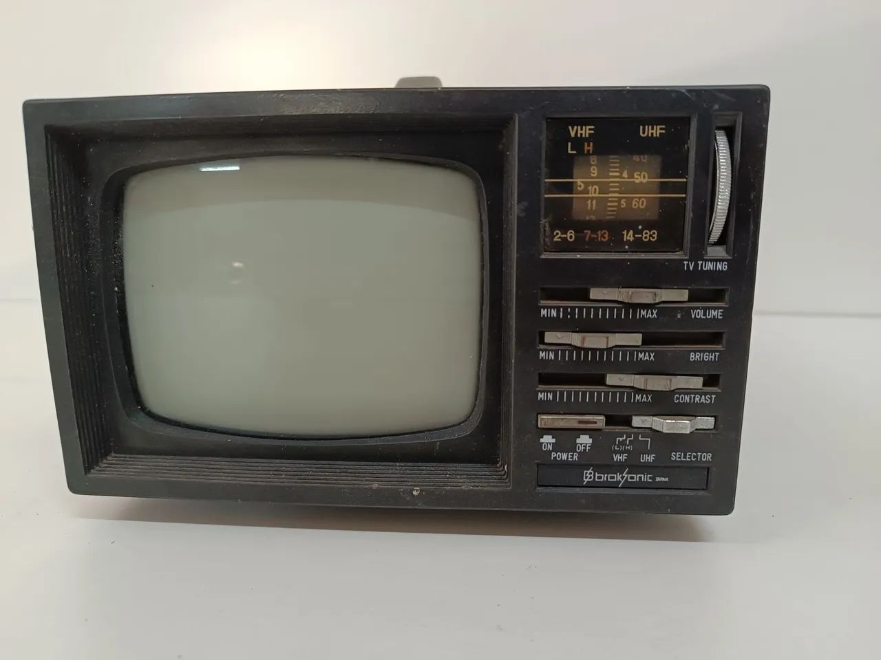 TV Portátil Broksonic ela liga o rádio 