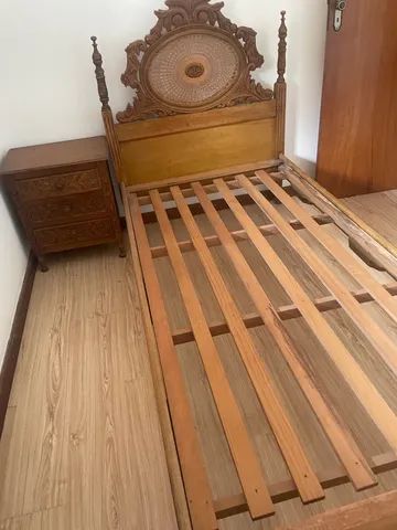 Cama de solteiro com criado mudo