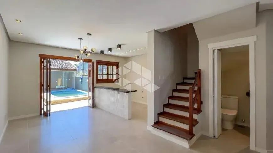 Casa com 3 suítes desocupada com piscina no Guarujá em Porto Alegre - Foto 2