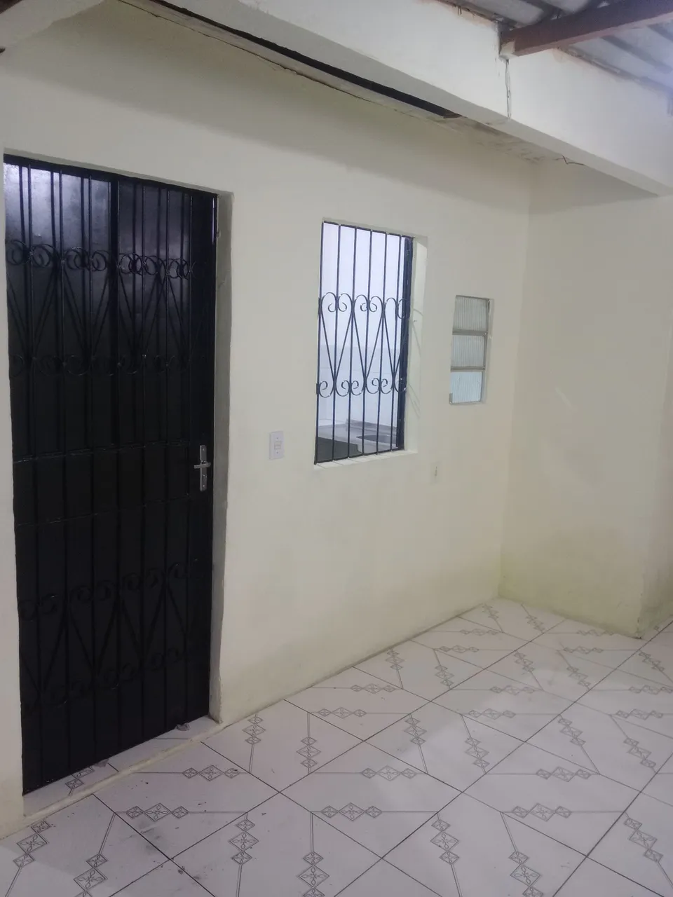 Alugo casa 2 quartos