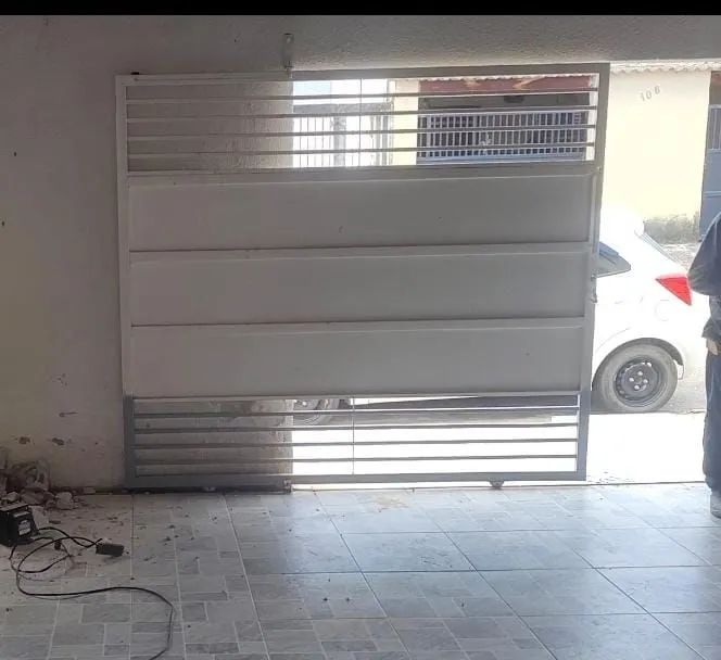 Porta de garagem em ótimo estado - Foto 2