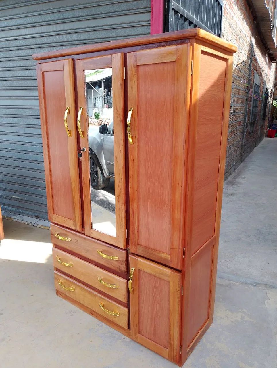 Guarda roupa de solteiro 3 portas novo.