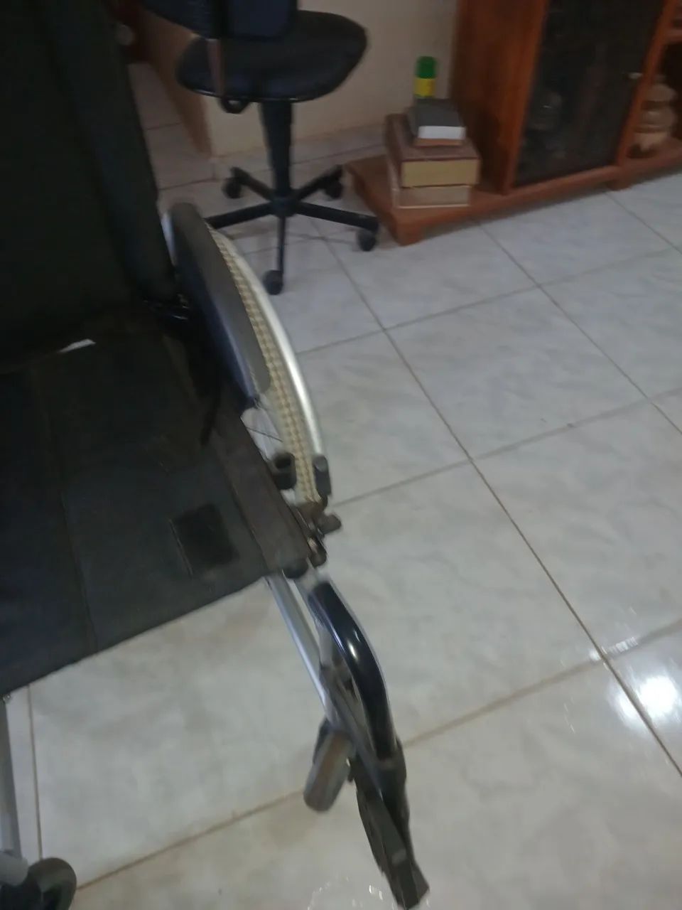 Cadeira de rodas seminova  - Foto 5