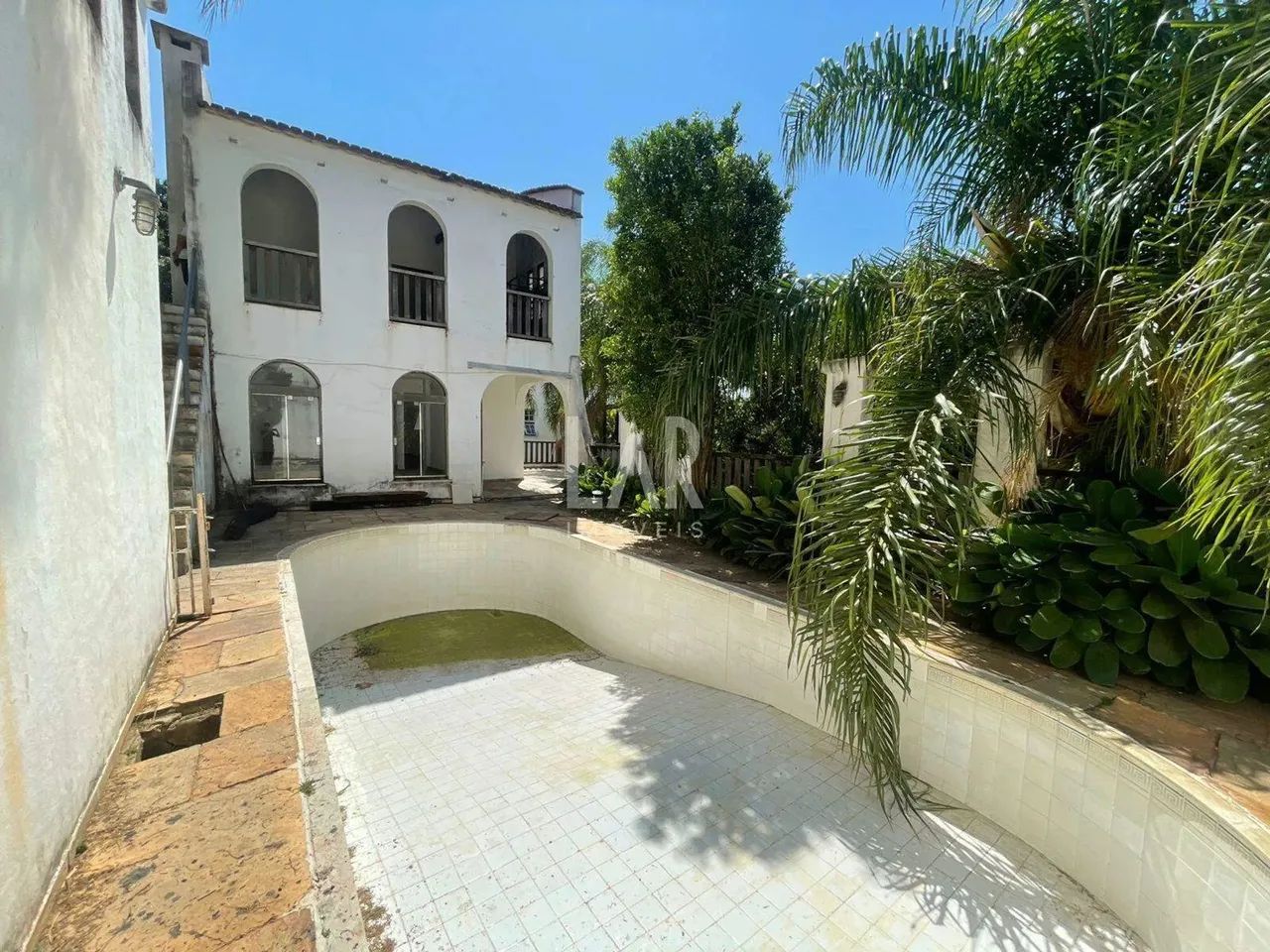 Casa à venda com 5 quartos, 4 banheiros e 6 vagas.