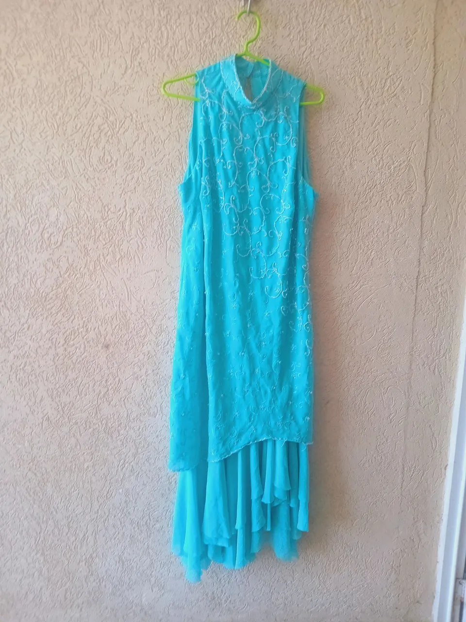 Vestido azul turquesa com detalhes bordados