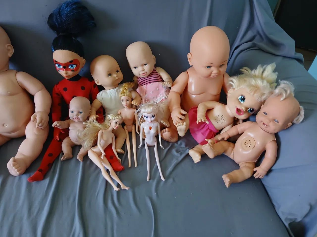 Várias bonecas usadas 