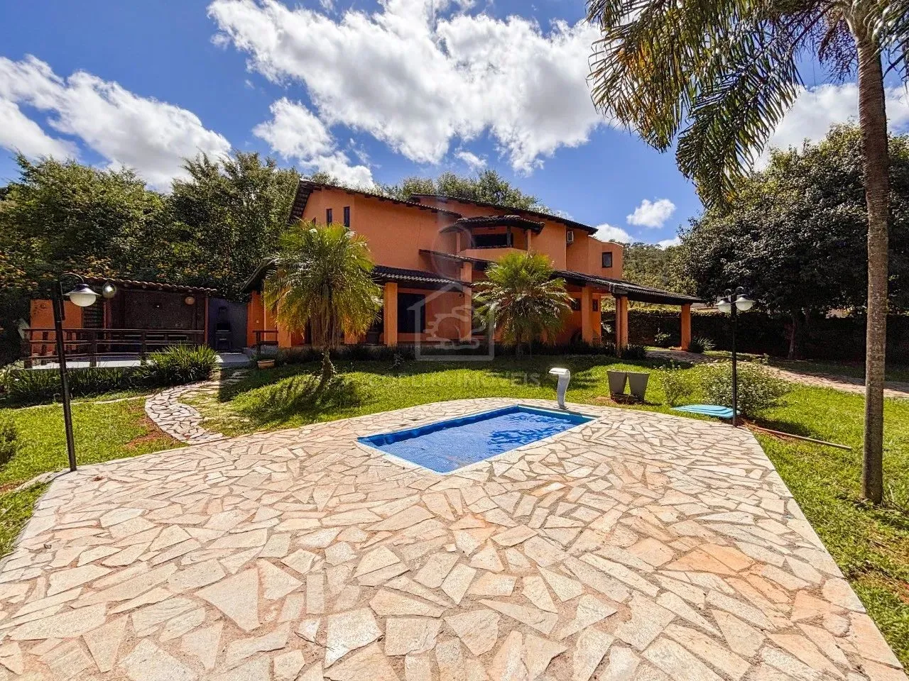 CASA 4 SUÍTES REFORMADA COM ÁREA DE LAZER ARMÁRIOS PLANEJADOS NO LAGO NORTE ALUGUEL