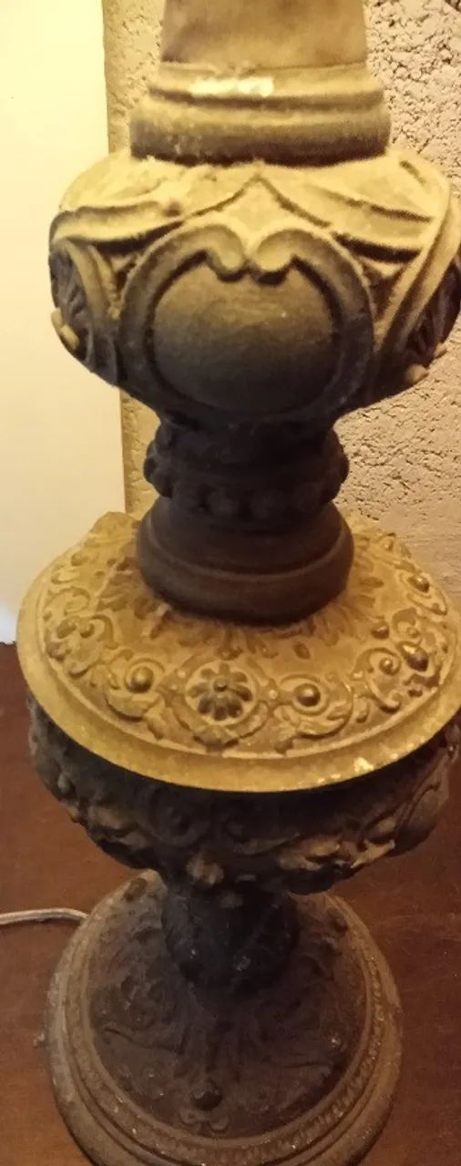 Antigo e raro abajur em bronze ricamente decorado em baixo relevo - Foto 5