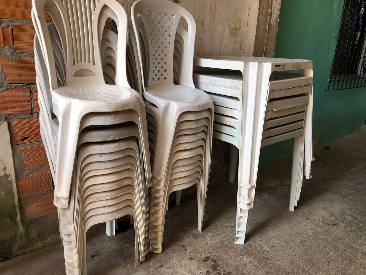Conjunto de cadeiras e mesas de plástico
