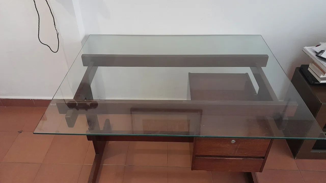 Escrivaninha antiga com tampo de vidro - Foto 4
