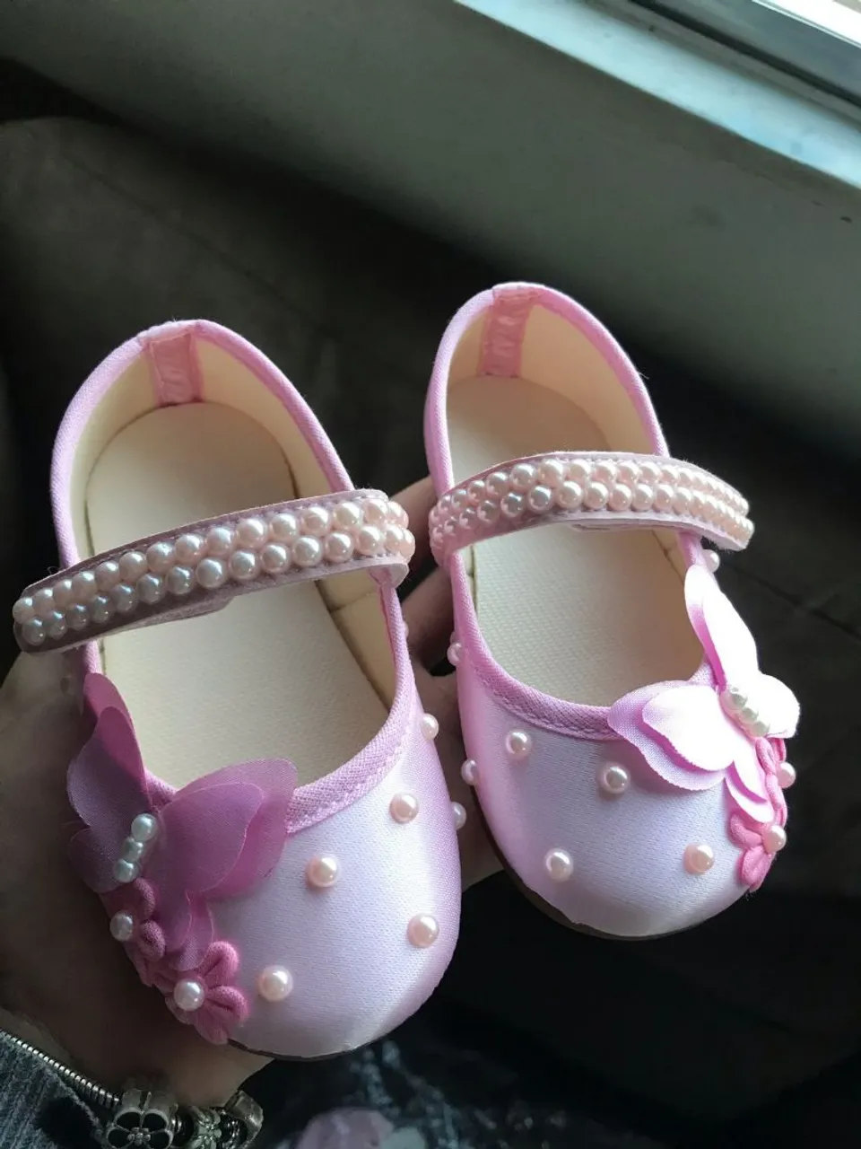 Sapatilha rosa com detalhes de pérolas e borboletas