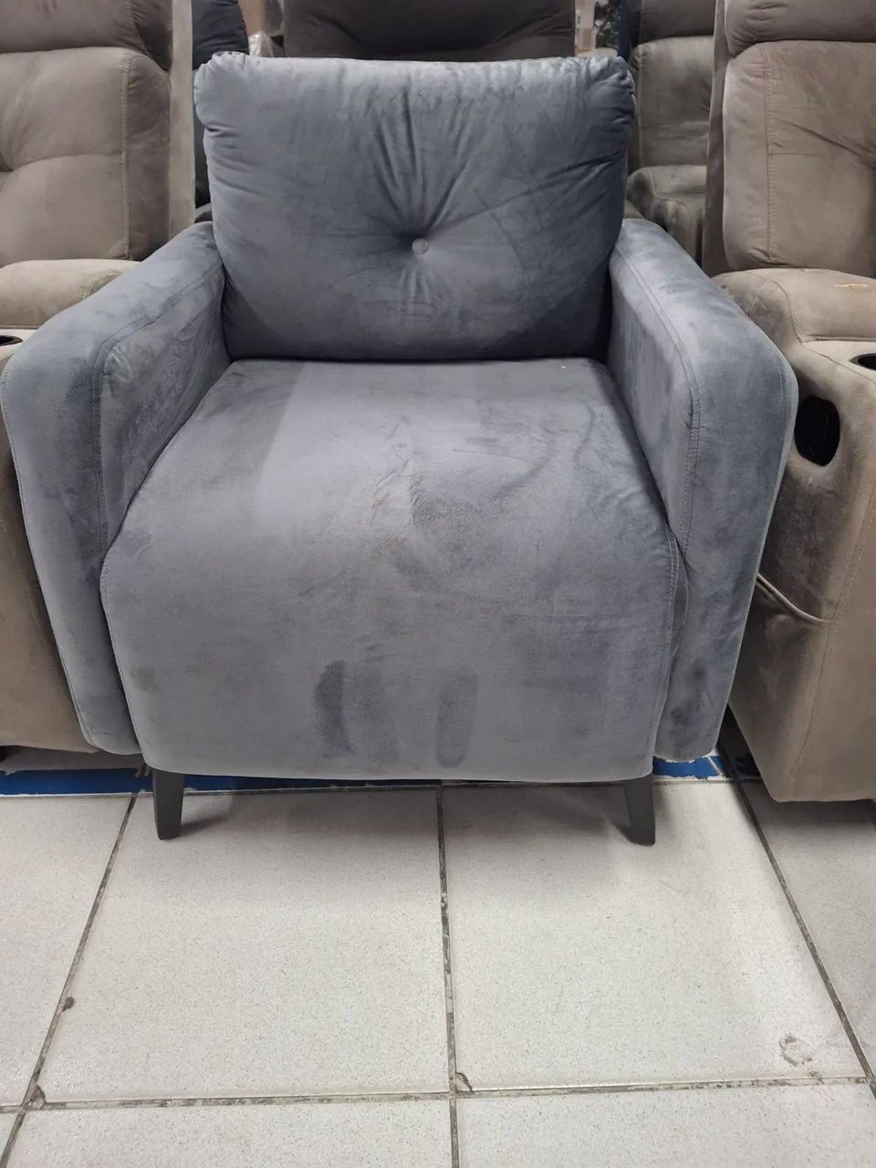 Poltrona decorativa cinza veludo  - Foto 2