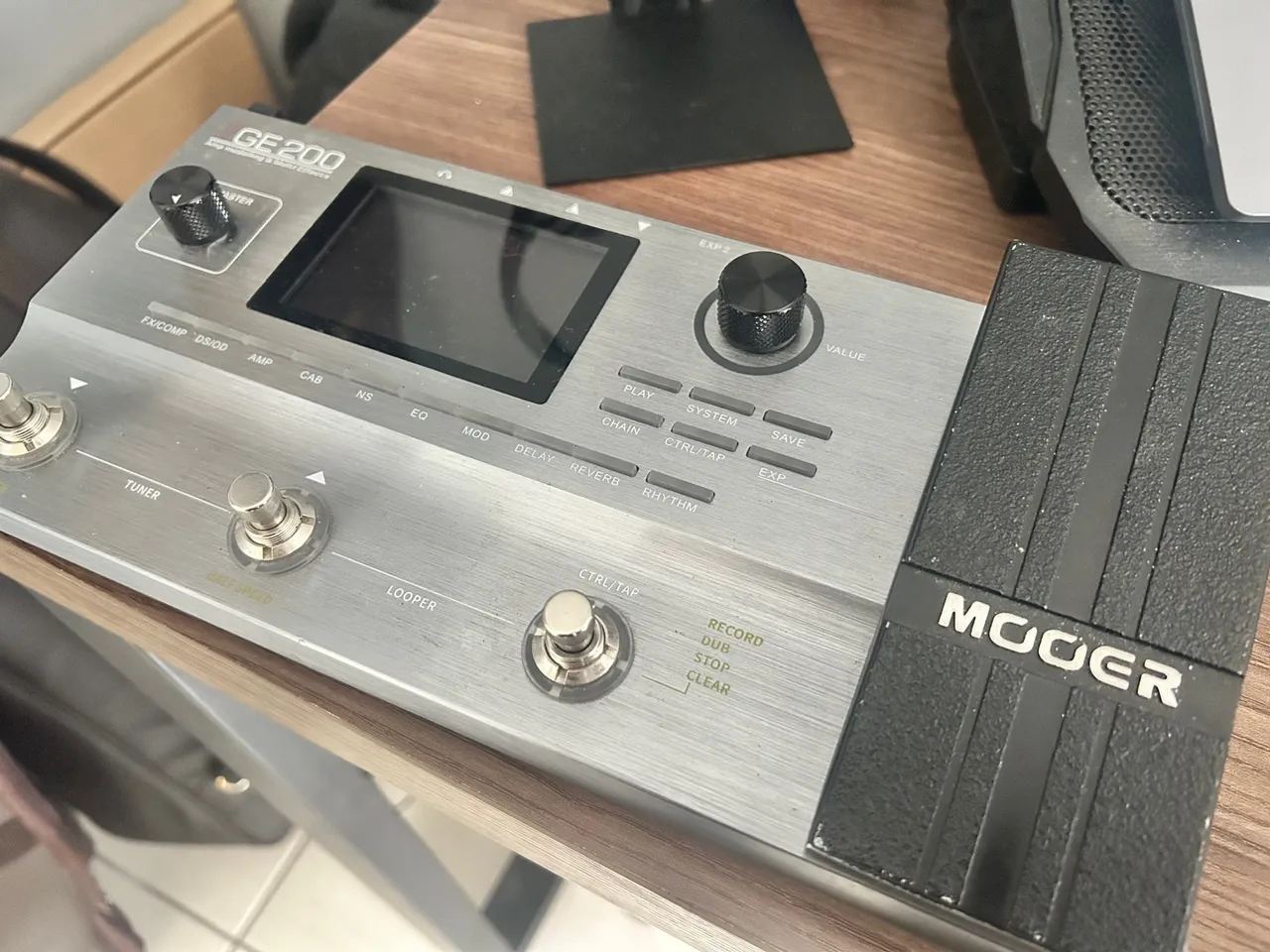 Pedaleira Mooer GE200 - Multiefeitos para Guitarra