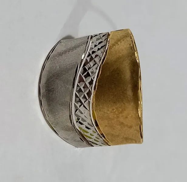 Anel em Dois Fios de Ouro em Dois Tons (Branco/Amarelo) Com Desenhos em Baixo Relevo - Foto 4