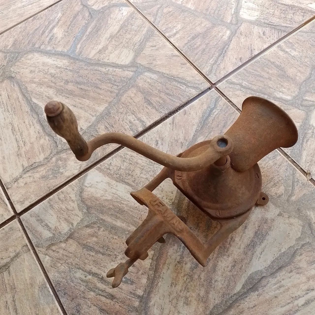Antigo moedor de café 