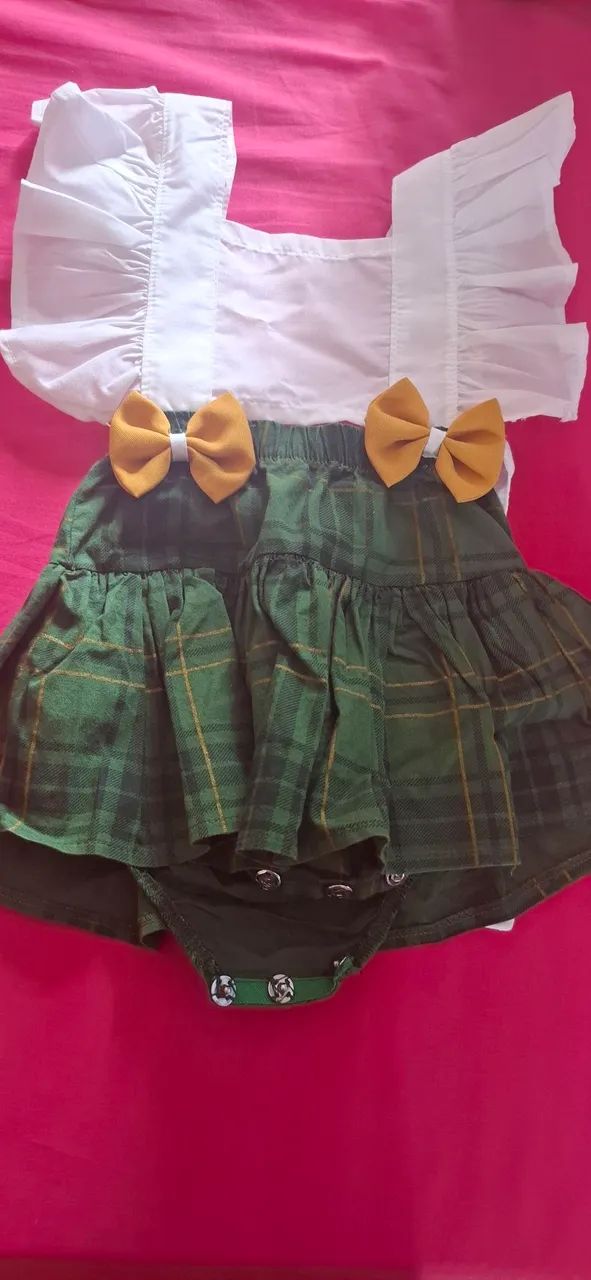 5 vestidos semi novos para bebê de 6 a 1 ano - Foto 6