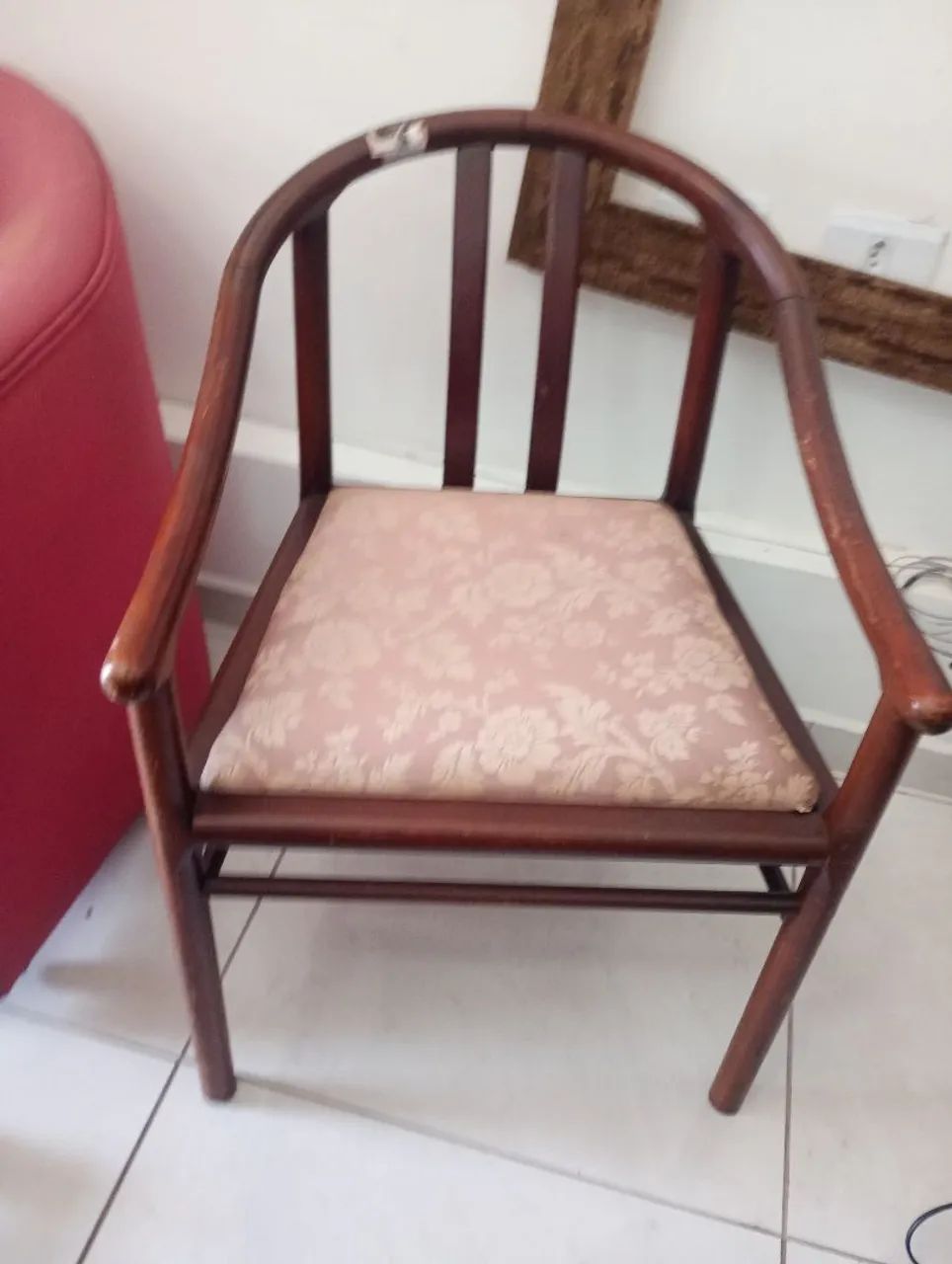 Poltrona de madeira com design clássico - Foto 2