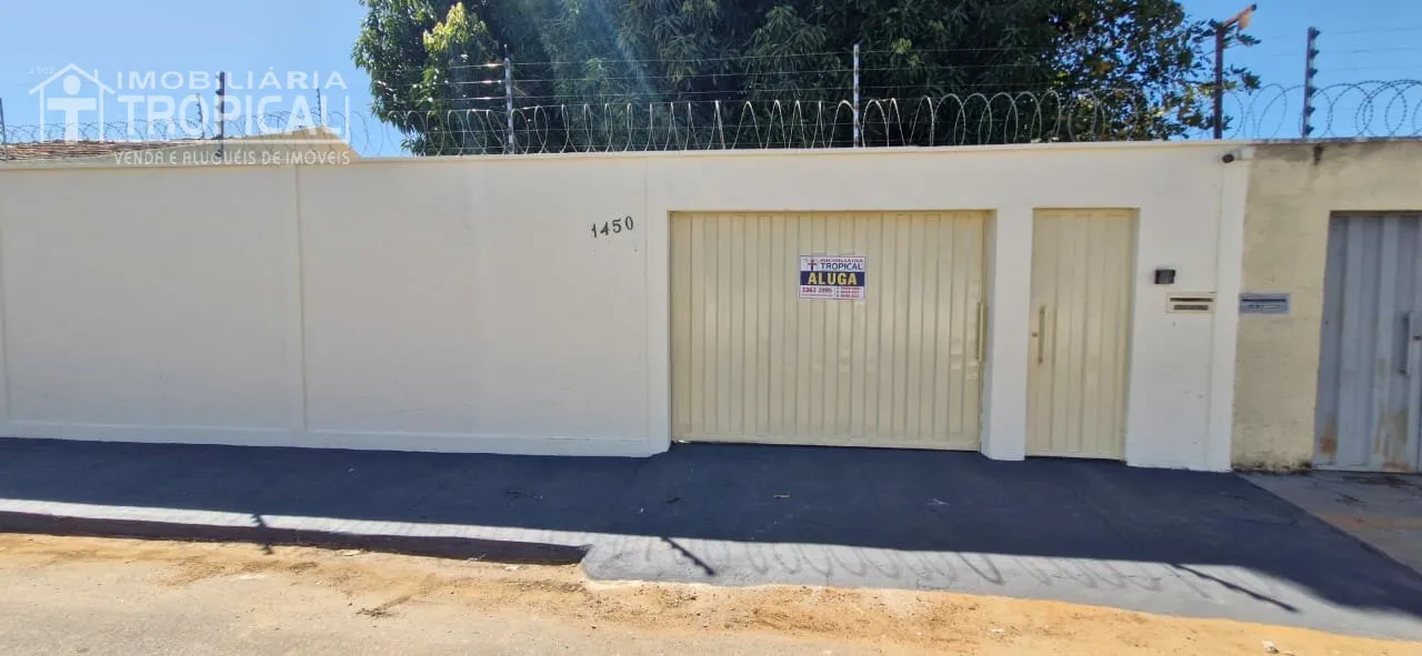 Aluga-se casa de 03/4 com piscina bem localizada em Porto Nacional-To.