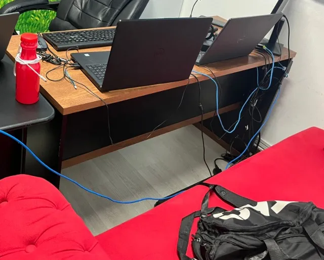 Mesa Grande Escritório - Espaço Amplo Para Trabalho e Reuniões