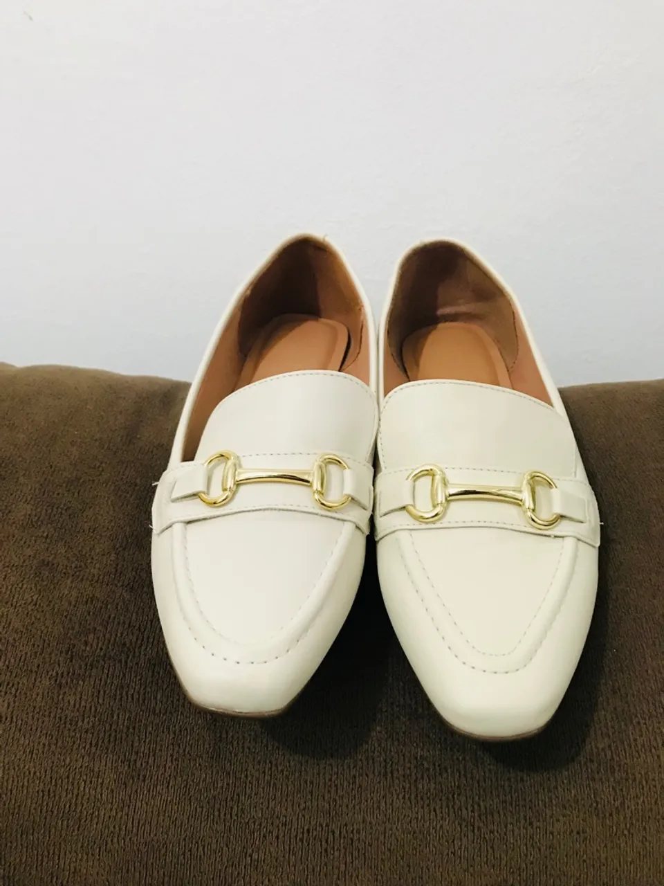Sapatilha Loafer Branca Detalhe Metal Dourado