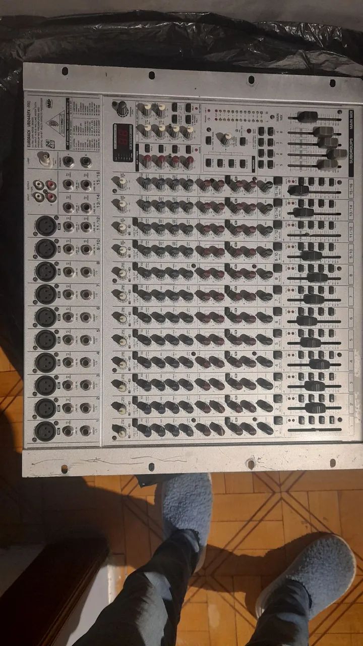 Mesa de Som Behringer Eurorack UB2442FX-PRO - Foto 3