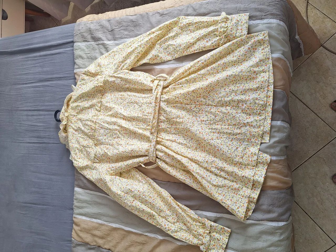 Vestido Maria Filó floral com cinto e borda dourada - Foto 3
