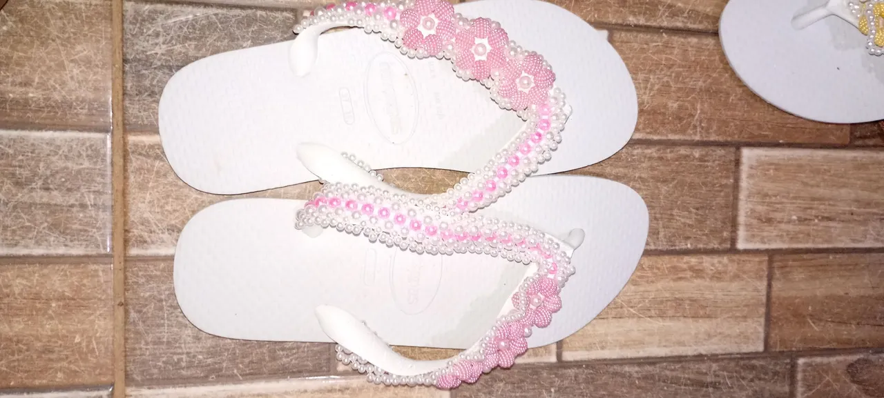 Chinelo Havaianas customizado com pérolas e flores