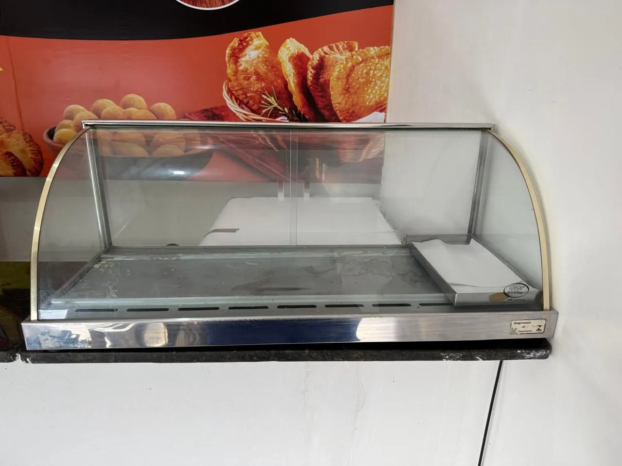 Expositor para Alimentos com Vidro Curvo