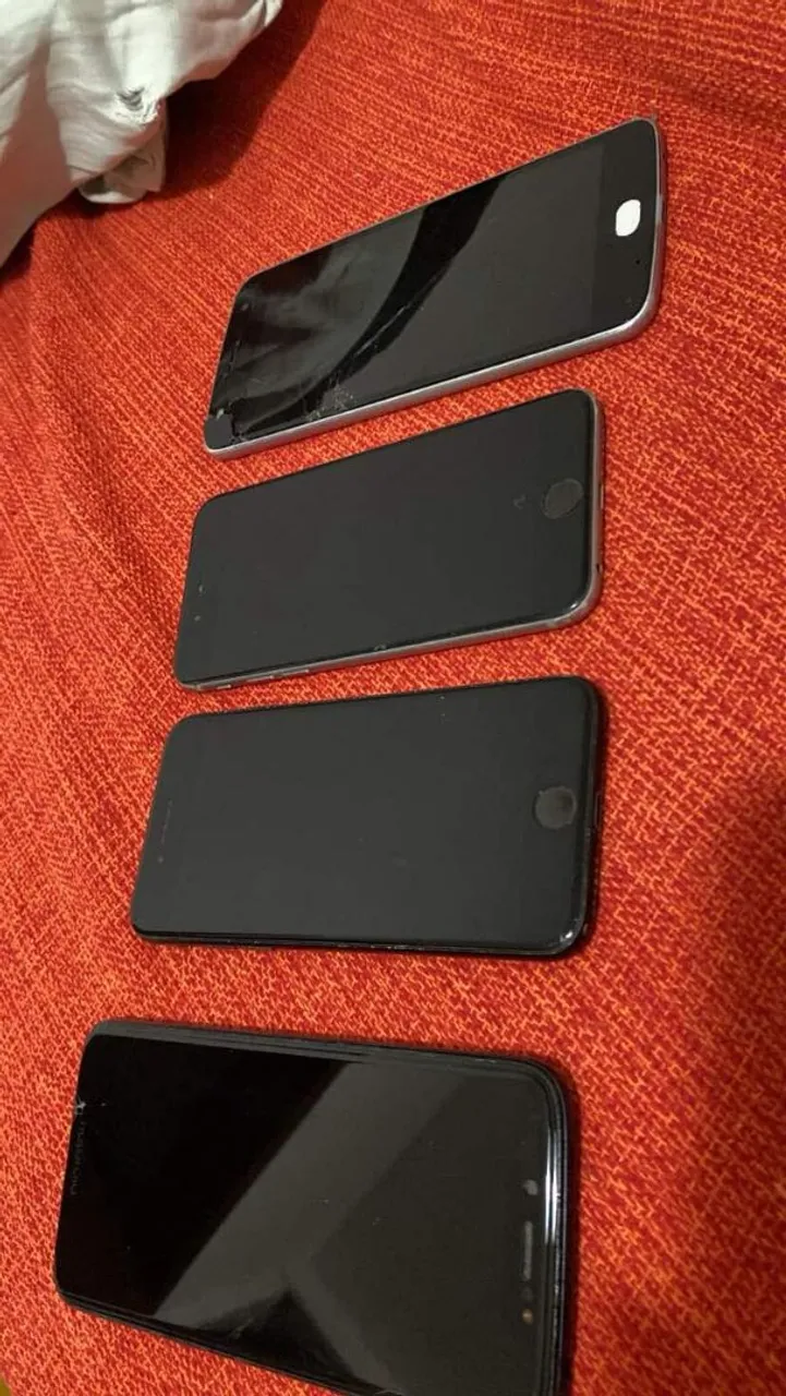Vendo esses 4 celulares com a bateria colada em boas condições.