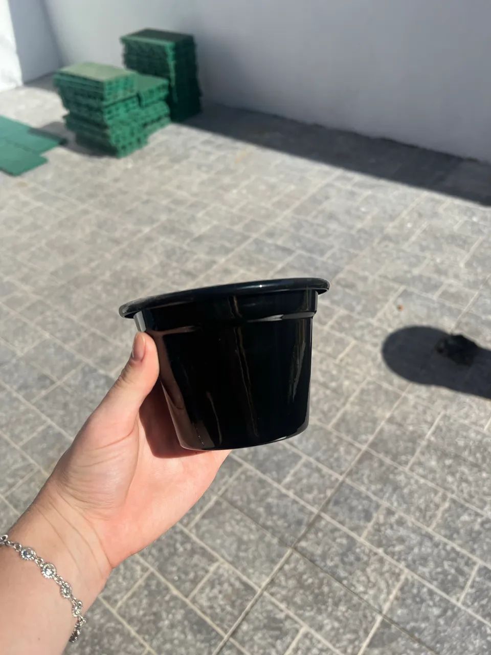 Vaso preto tam P de alumínio 12 cm x 8,5 cm