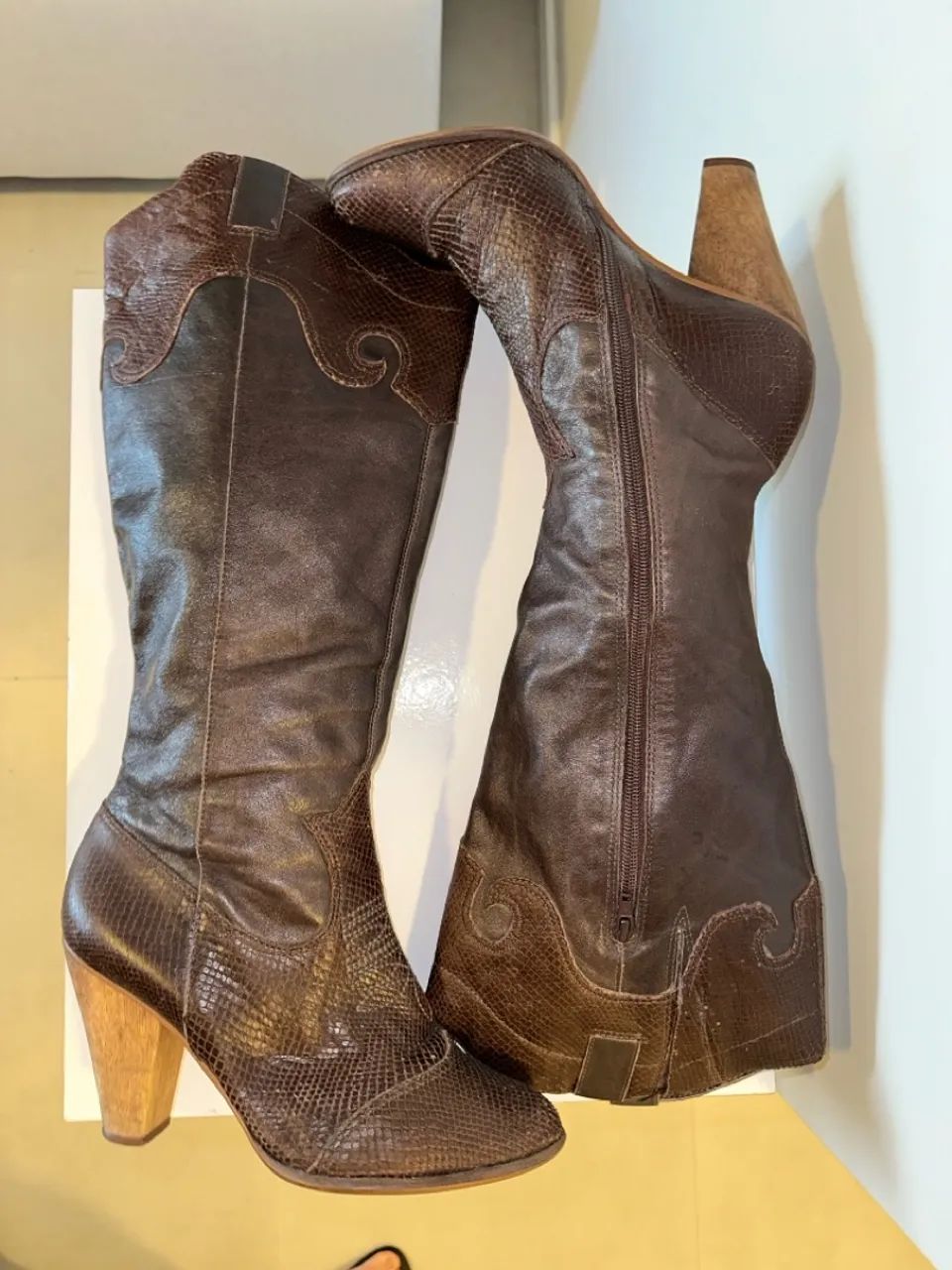 Botas Arezzo couro Tam 38 - Foto 2