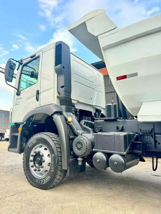 VOLKSWAGEN 32.360 6X4  ANO .2023 - CAÇAMBA - Foto 4