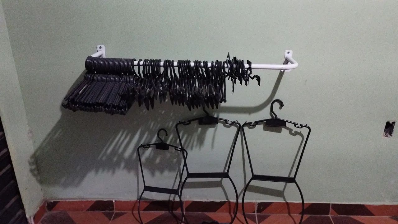 Vendo 4 Araras de parede.