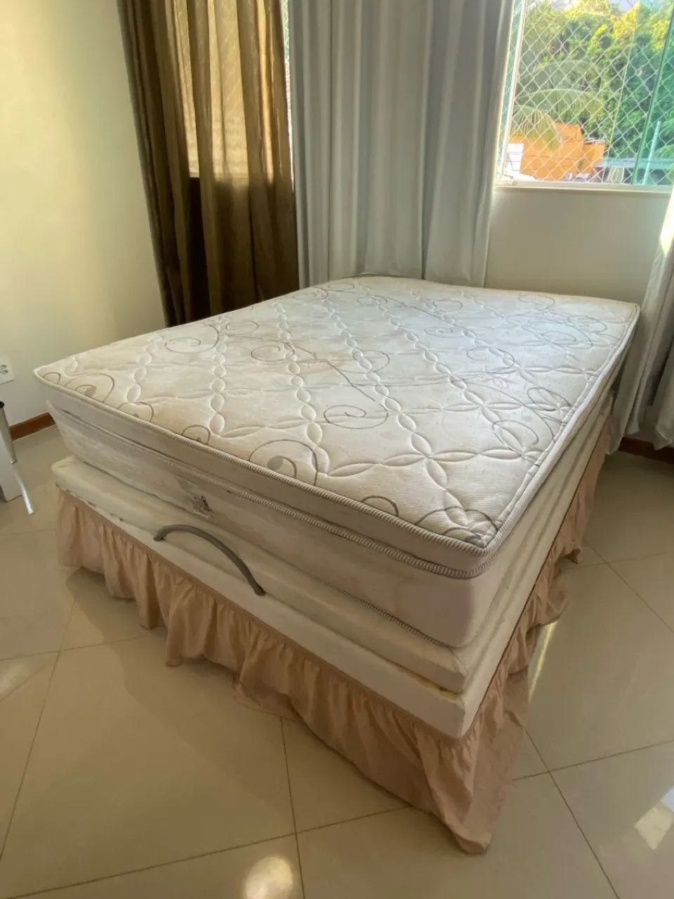 Cama Box Queen com Colchão