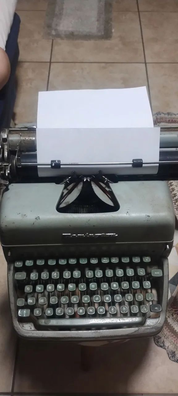 Máquina de escrever 64166882275841122