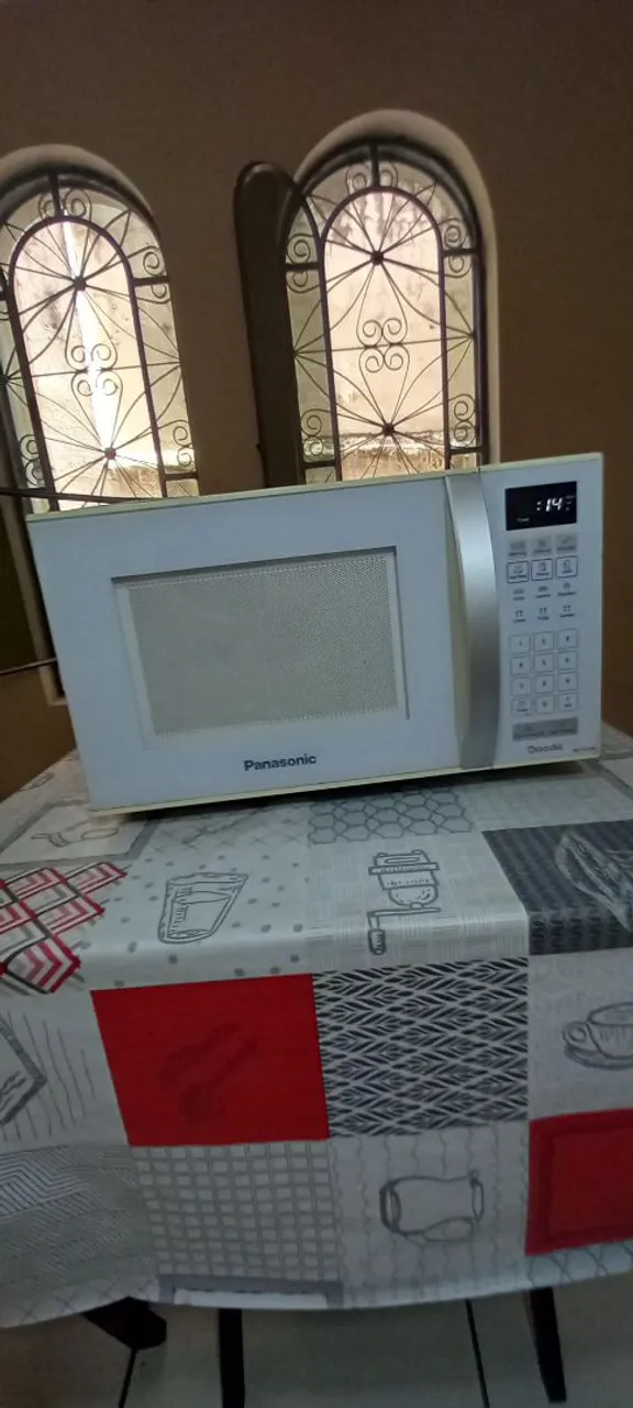 Micro-ondas Panasonic com Design Moderno