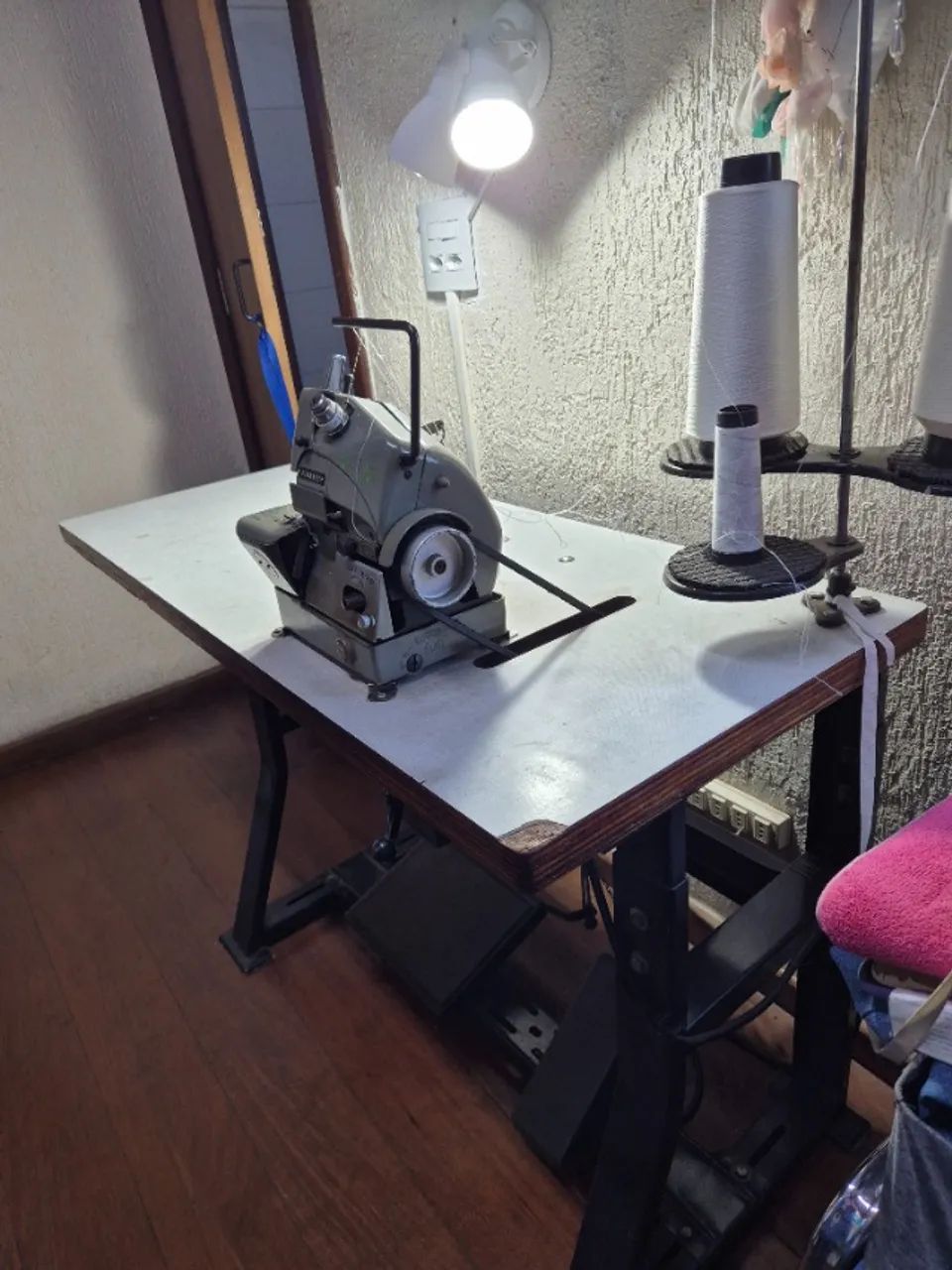 Máquina Overlock Industrial  + motor acoplado com mesa - Foto 3