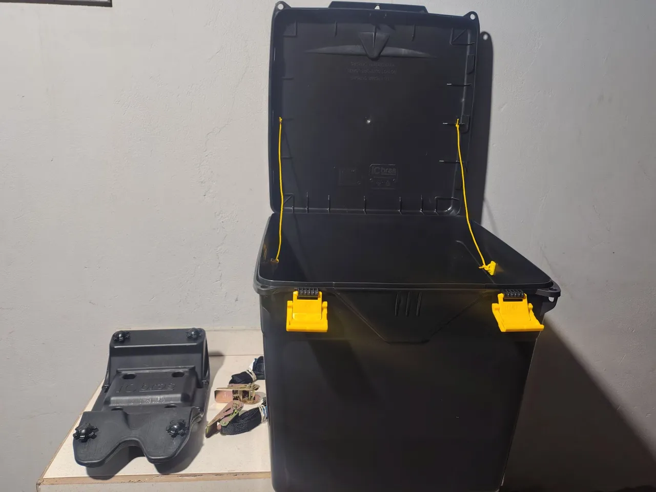 Baú para moto com suporte de catraca