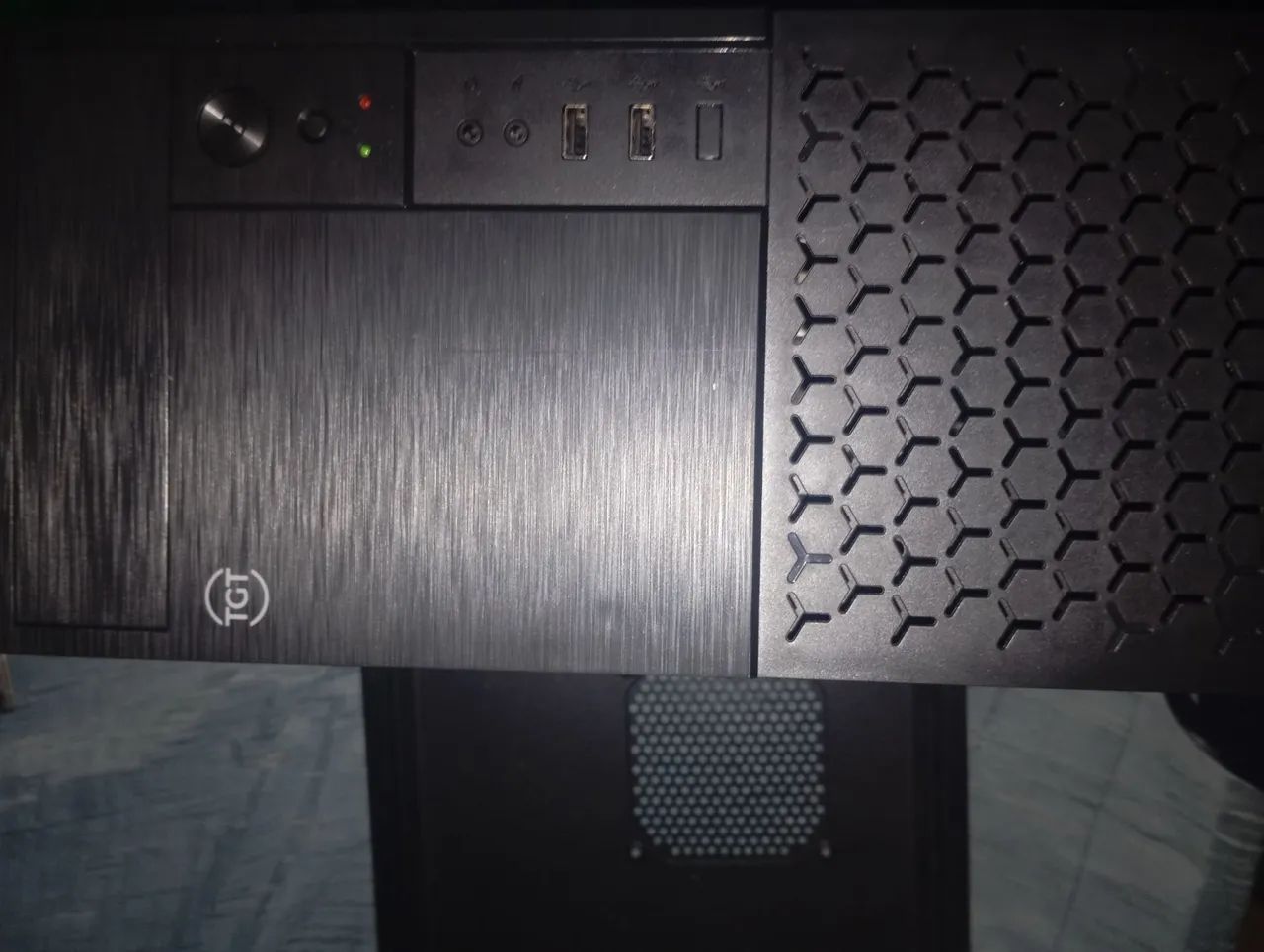 GABINETE TGT COM PLACA-MÃE E PROCESSADOR 
