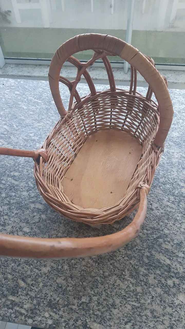 Carrinho de Boneca em Vime Natural Brinquedo - Foto 2