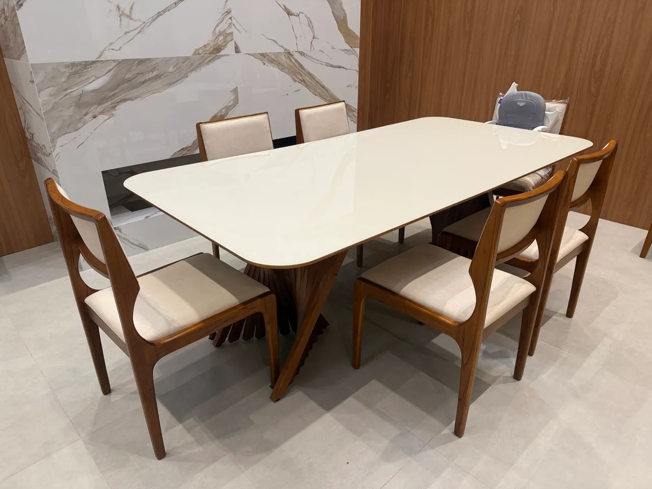 MESA COM 6 CADEIRAS